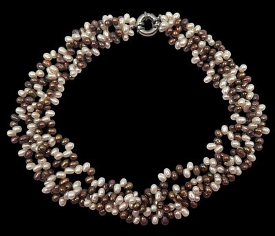 מחרוזת 4 גדילים פנינים טבעיות חומות ולבנות, סוגר כסף, אורך 48 ס"מ