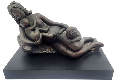 צילה נכט, אם וילדיה, פסל ברונזה על בסיס עץ, חתום, גובה 20 ס"מ, אורך 30 ס"מ