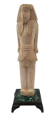 צלמית ישראלית ישנה מגולפת בחומר טבעי (כנראה מעמד לקטורת) סגנון פרעוני על גבי מעמד פליז משובץ 