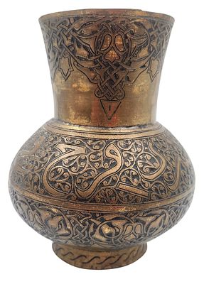 אגרטל פליז דמשקאי עתיק, מעוטר ריקוע וחריטה של ערבסקות, פגמים קלים ותיקון לתחתית, גובה 19 ס"מ