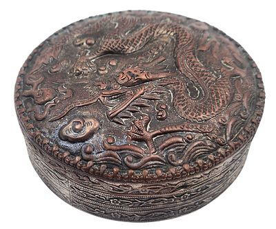 קופסת איפור סינית עתיקה מנחושת אדומה וציפוי כסף, מעוטרת ריקוע של דרקון ומראה פנימית, קוטר 10 ס"מ