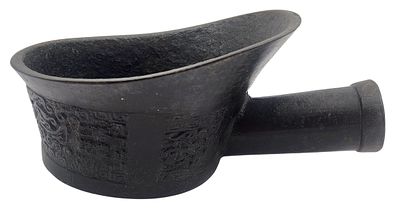 מגהץ ברונזה סיני עתיק וכבד, מעוטר תבליטים, אורך 20 ס"מ