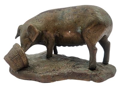 חזירה מלאת עטינים זוללת מדלי, פסל ברונזה עתיק, אורך 14 ס"מ