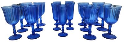 סט גדול של גביעי קריסטל כחולים בגדלים שונים, גביע אחד חסר, גובה 16 ס"מ. 
פריט שביר או בגודל ו/או 