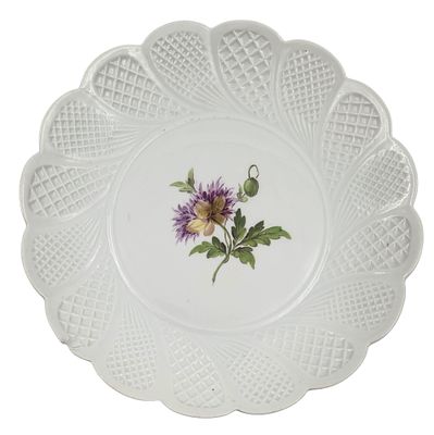 צלחת פורצלן MEISSEN גרמניה, מעוטרת צביעת יד, חתומה, צ'יפ מינורי לשפה, קוטר 23 ס"מ