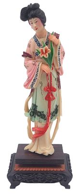 גיישה, אוקימונו יפני מגולף ומעוטר צביעת אמייל מרהיבה, על בסיס עץ מגולף, חתומה, בקופסת ויטרינה 