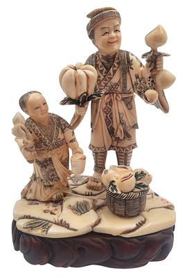 חקלאי ובנו, קבוצת פיסול מגולפת בשן היפופותם, על בסיס עץ, חתומה, תיקון בצמח שביד הילד, גובה 17 ס"מ