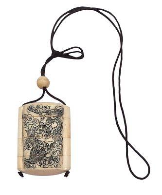 אינרו יפני מגולף ומעוטר חריטה אמנותית, חתום, גובה 7 ס"מ