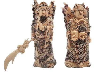 הקיסר ושר הצבא, זוג אוקימונו סינים מגולפים בשן היפופותם, חתומים, גובה 10 ס"מ.