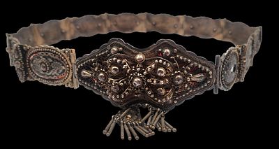 חגורת כסף 84 קווקזית עתיקה מהעיר וואן, מעוטרת עבודת ניילו וריקוע, חתומה, אורך 71 ס"מ, משקל 253 גרם