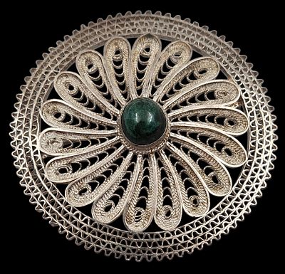 סיכת פילגרן כסף 935 ישראלית ישנה, משובצת אבן אילת, קוטר 55 מ"מ, משקל 15.3 גרם