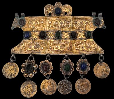 קישוט חזה אתני עתיק מכסף מצופה זהב, אורך 13 ס"מ, משקל 82 גרם