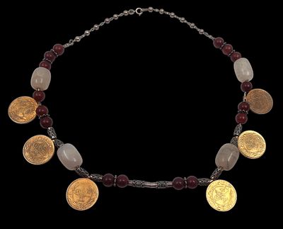 ענק כסף איסלמי, מעוטר חרוזים ומטבעות עות'ומאנים מוזהבים, אורך 49 ס"מ, משקל 71 גרם