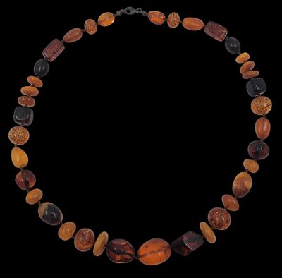 מחרוזת ענבר בלטי איכותית וגדולה, בגווני דבש, קוניאק ושחור דובדבן, סוגר כסף, אורך 65 ס"מ, משקל 73 גרם