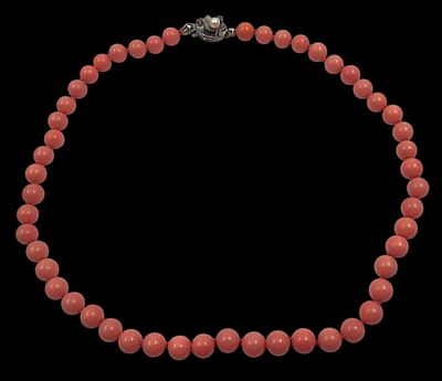 מחרוזת קורל ורוד טבעי איטלקי, סוגר כסף 835, משובץ ספירים ופנינה טבעיים, קוטר 7 מ"מ, אורך 47 ס"מ