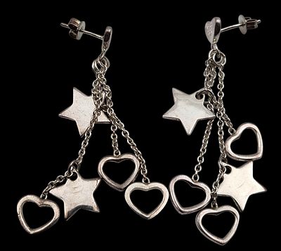 זוג עגילי כסף 925 "TIFFANNY&amp;CO" מעוטרים לבבות וכוכבים, חתומים, באריזה המקורית, אורך 50 מ"מ