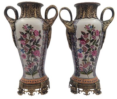 זוג אגרטלי פורצלן וברונזה גדולים ומרשימים, מעוטרים פרחים, גובה 44 ס"מ. 
פריט שביר או בגודל ו/או 