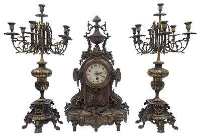 סט שעון ברונזה וזוג קנדלברות איטלקים עתיקים סגנון נאו קלאסי, גובה 57 ס"מ. 
"בית המכירות אינו 