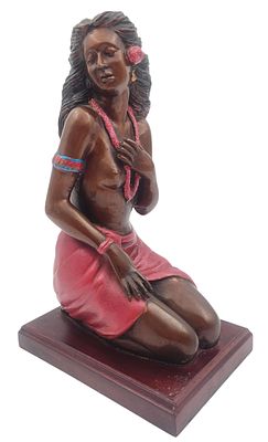 נערת הוואי, פסל ברונזה מעוטר צביעת אמייל, על בסיס עץ, גובה 33 ס"מ