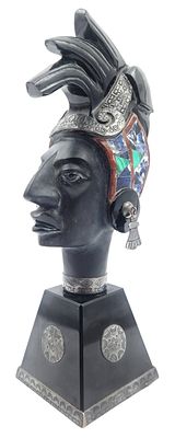 צ'יף משבט המאיה, פסל אובסידיאן וכסף 925, מעוטר פסיפס לאפיס לאז'ולי ומלכייט, חתום, גובה 25 ס"מ