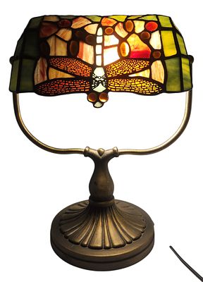 מנורת שולחן ברונזה ואהיל בסגנון טיפאני, מעוטרת שפירית, גובה 34 ס"מ. 
פריט שביר או בגודל ו/או 