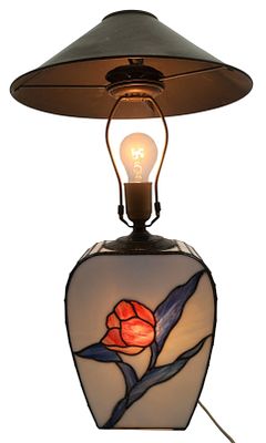 מנורת שולחן נחושת ובסיס בסגנון טיפני, מעוטרת פרח, תאורה בתוך הבסיס, גובה 60 ס"מ. 
פריט שביר או 