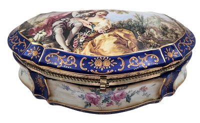 קופסת פורצלן גדולה עם תיחום פליז, מעוטרת צביעת זהב והדפסים, אורך 27 ס"מ