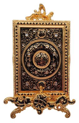 קופסה לקוראן על גבי מעמד תואם לספר מוזהבים ומרשימים, מעוטרים צביעת אמייל ושיבוץ, גובה 31 ס"מ