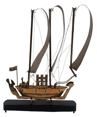 דגם גדול של מפרשית מפליז, על בסיס עץ בעבודת אמנות מיוחדת, גובה 48 ס"מ