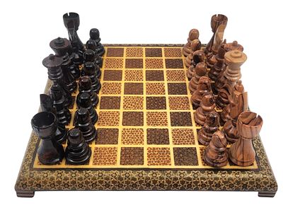שחמט פרסי, לוח מעוטר בעבודת מרקטרי בנחושת ואם הפנינה, הכלים מגולפים בעץ זית, 25X25 ס"מ