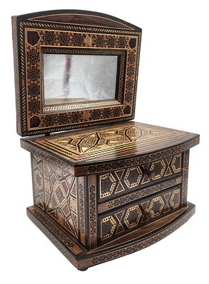 קופסת תכשיטים סורית, מעוצבת כשידה, מעוטרת מרקטרי ומראה פנימית, אורך 38 ס"מ