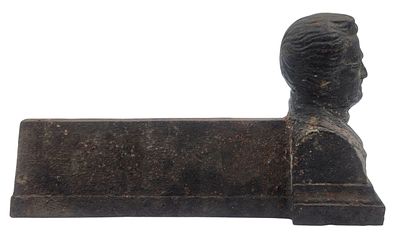 מעצור דלת עתיק מברזל יצוק, משולב עם מתקן לניקוי נעלים אורך 33 ס"מ, גובה 18 ס"מ