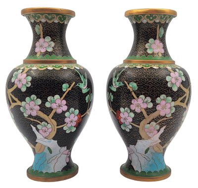 זוג אגרטלי פליז, מעוטרים אמייל בטכניקת קלאזונה, גובה 22 ס"מ