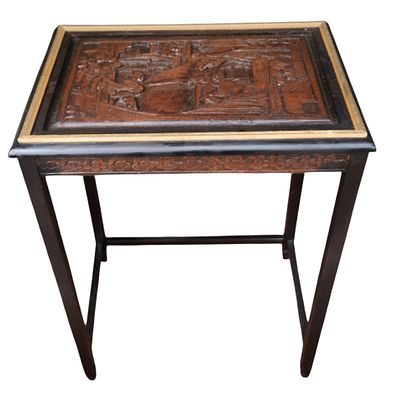 שולחן צד סיני מעץ, מעוטר גילוף אופייני, גובה 67 ס"מ, משטח 49X35 ס"מ. 
הרהיטים משומשים ויתכנו 