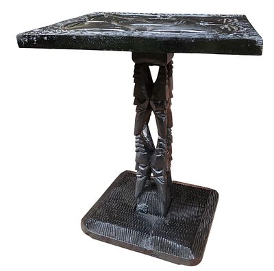 מעמד עץ אפריקאי לעציץ או פסל, מעוטר חריטה ורגל מגולפת, גובה 41 ס"מ, משטח 34X34 ס"מ. 
הרהיטים 