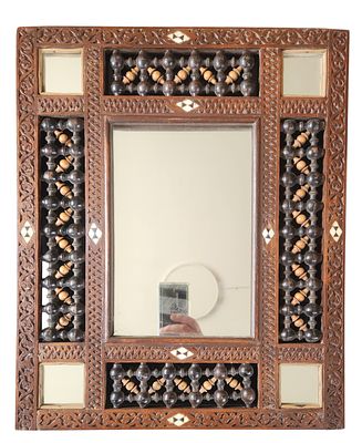 מראת קיר מרוקאית קטנה מעץ, מסגרת מעוטרת חרוזים ושיבוץ אם הפנינה, 43X35 ס"מ.