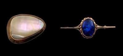 זוג סיכות זהב 9K עתיקות משובצות אופל כחול טבעי ואם הפנינה, הארוכה 55 מ"מ, משקל כולל 14.5 גרם.