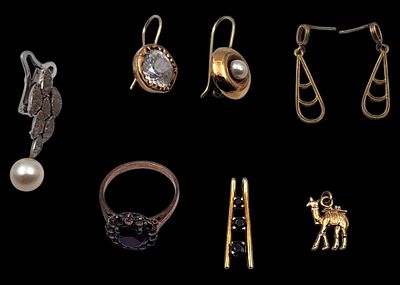 לוט תכשיטי זהב 14K שונים כולל: זוג עגילים, 2 עגילים בודדים, 2 תליונים וטבעת, ועגיל זהב לבן 