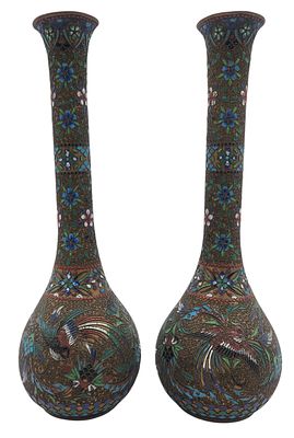 זוג אגרטלי נחושת, מעוטרים אמייל בעבודת "שמפלבה", גובה 31 ס"מ