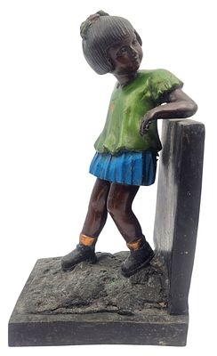 ילדה, פסל ברונזה גדול וכבד, גובה 39 ס"מ. 
פריט שביר או בגודל ו/או במשקל חריג, אריזה ומשלוח 