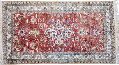 שטיח הודי, משי סינטטי בעבודת-יד, 273X170 ס"מ. 
פריט שביר או בגודל ו/או במשקל חריג, אריזה ומשלוח 