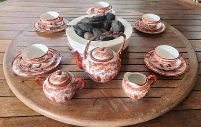 סט פורצלן יפני לקפה ותה ל- 6, כולל צלחות עוגה, (חסרה ספל), קומקום, כלי לסוכר וקנקן חלב, סה"כ 20 