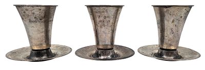 סט 3 גביעי קידוש ותחתיות כסף 800, חתומים, גובה 9 ס"מ, משקל כולל 171 גרם