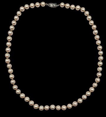 מחרוזת פניני בארוק טבעיות וסוגר כסף, נקנתה בשדרה החמישית בניו יורק, קוטר 6 מ"מ, אורך 50 ס"מ