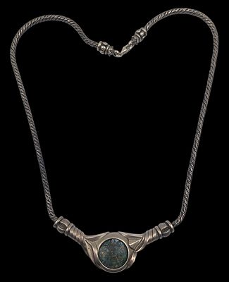 שרשרת כסף 925 ותליון זכוכית רומית עתיקה משולב של האמן אליעזר ויסהוף, חתומה, אורך 52 ס"מ, משקל 45 גרם