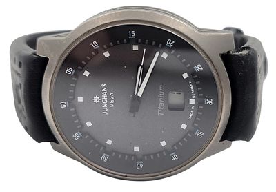 שעון יד JUNGHANS גרמניה, במצב עבודה, קוטר 37 מ"מ. 
"בית המכירות אינו מתחייב לתקינות של שעונים 