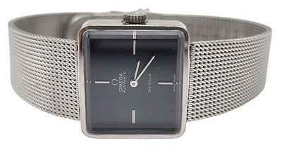 שעון יד OMEGA שוויץ, מכני, במצב עבודה, קוטר 22 מ"מ. 
"בית המכירות אינו מתחייב לתקינות של שעונים 