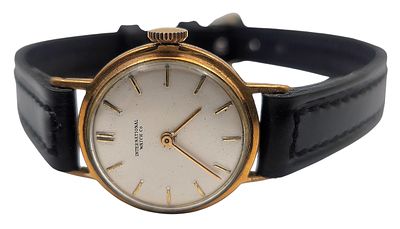 שעון יד IWC שוויץ, מכני, במצב עבודה, קוטר 20 מ"מ. 
"בית המכירות אינו מתחייב לתקינות של שעונים 