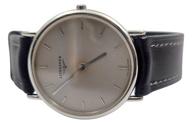 שעון יד LONGINES שוויץ, במצב עבודה, קוטר 33 ס"מ. 
"בית המכירות אינו מתחייב לתקינות של שעונים 