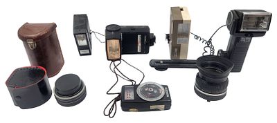 לוט 7 אביזרי צילום, מדי אור, עדשות ופלאשים. 
"בית המכירות אינו מתחייב לתקינות של מצלמות ופריטים 